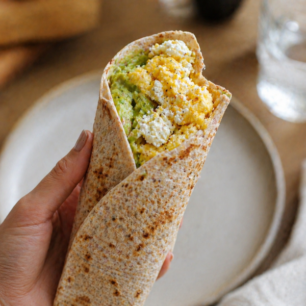 Τορτίγια με Αυγά Scrambled και Mους Αβοκάντο με Τυρί Cottage Light